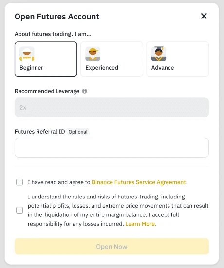 Binance-in "Open Futures Account" pəncərəsi: Beginner, Experienced və Advance təcrübə seçimləri, Beginner seçiləndə Recommended Leverage sahəsində 2x, ixtiyari Futures Referral ID sahəsi, Futures Service Agreement və risklərin qəbulu üçün iki işarə qutusu; qutular işarələnməyəndə Open Now düyməsi solğun görünür